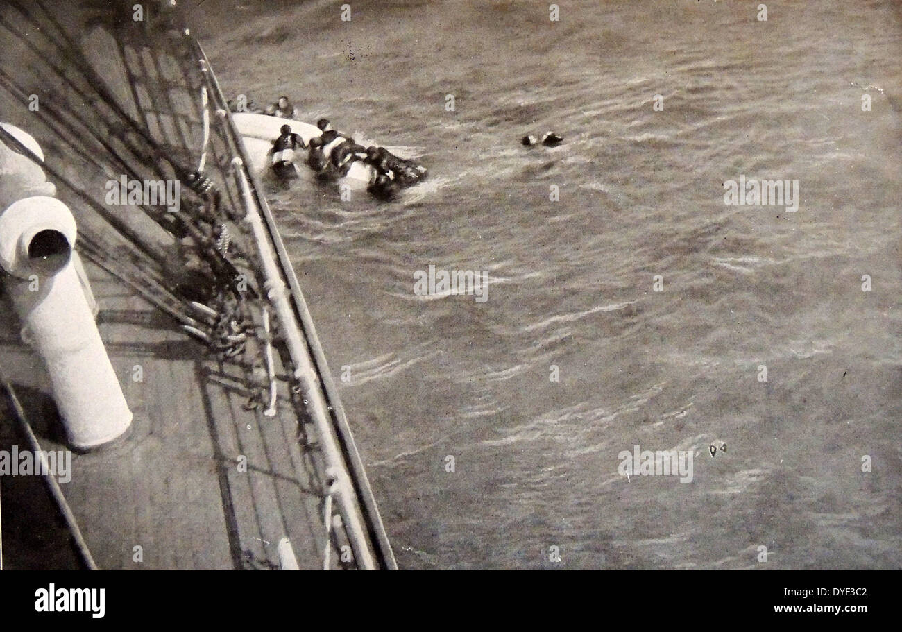 I superstiti della nave "Falaba' ( Regno Unito) affondato nel marzo 1915. La ocean liner è stato silurato e affondato nella chiesa di San Giorgio il canale 38 miglia (70 km a ovest dei laghetti faro da U-28 ( Kaiserliche Marine con la perdita di 104 vite. I superstiti furono salvati da tre navi per la pesca a strascico Foto Stock