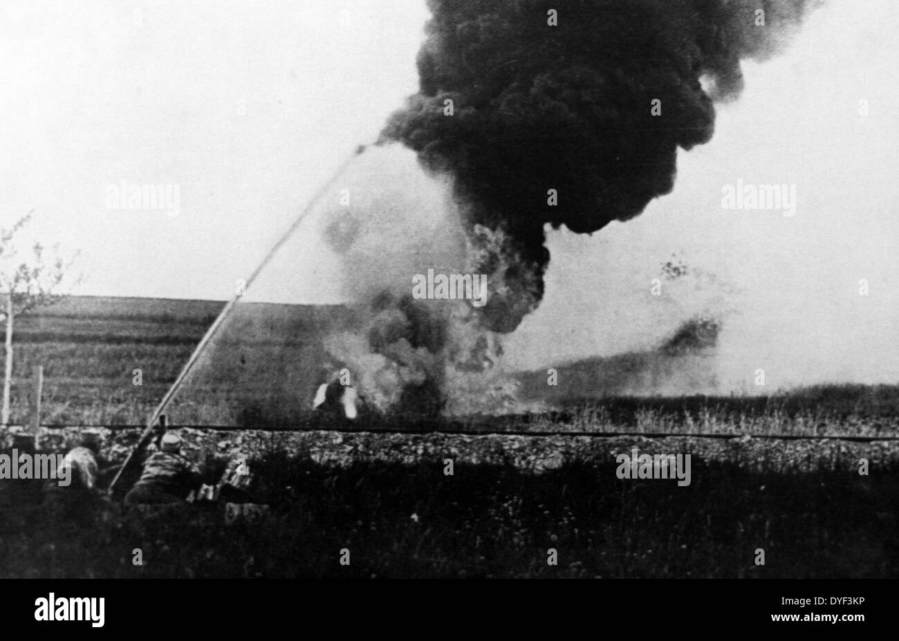 Una fotografia dalla Prima Guerra Mondiale, che mostra i soldati dietro il coperchio di tentare di mettere a fuoco. La prima guerra mondiale, circa 1914-1918. Foto Stock