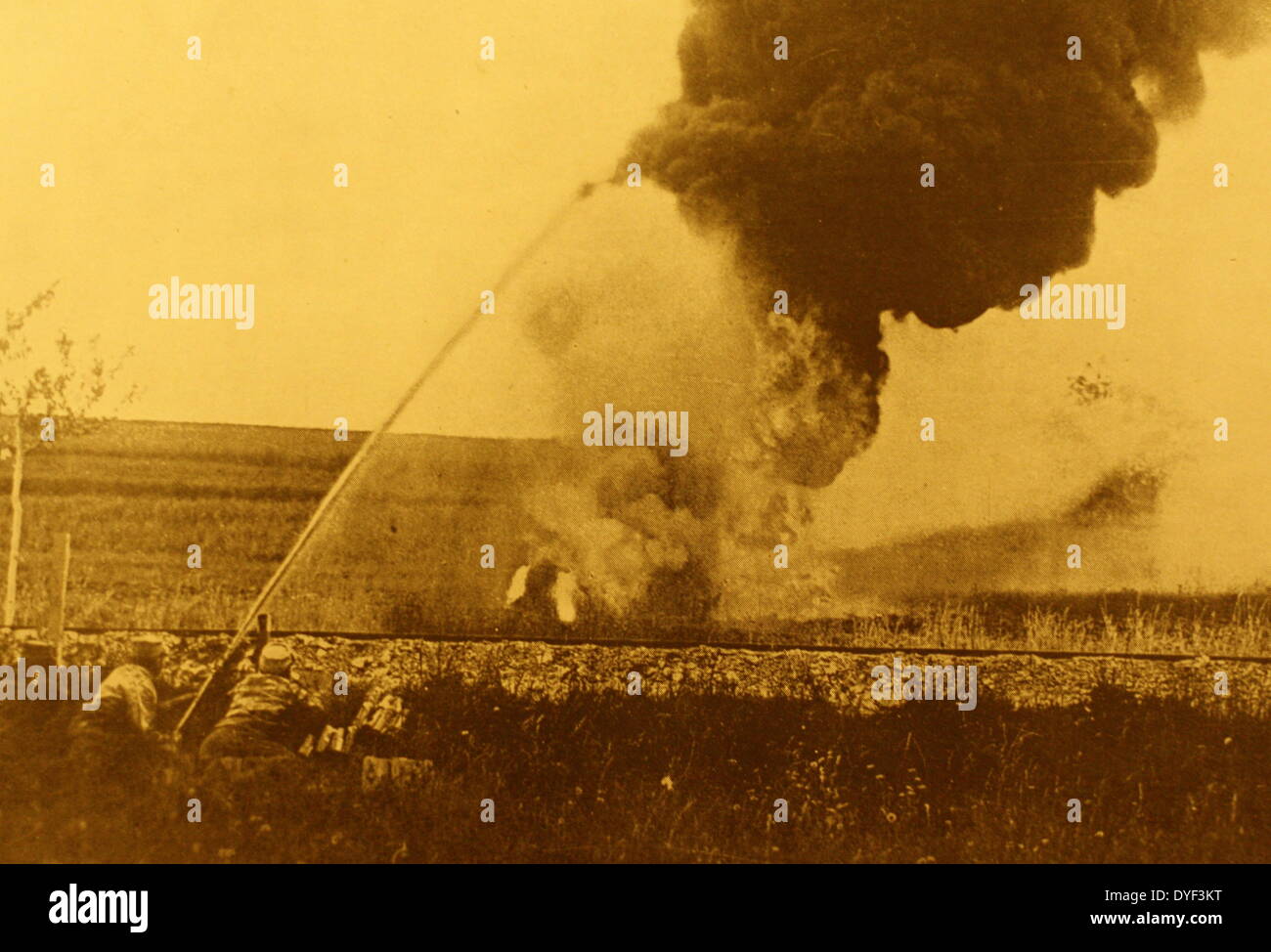 Una fotografia dalla Prima Guerra Mondiale, che mostra i soldati dietro il coperchio di tentare di mettere a fuoco. La prima guerra mondiale, circa 1914-1918. Foto Stock