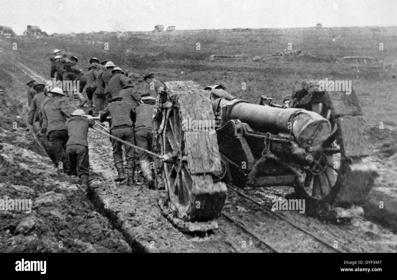 Fotografia scattata durante la Prima Guerra Mondiale che mostra i soldati britannici di spostare fisicamente le pistole grandi in avanti dalla forza. Preso tra il 1914-1918. Foto Stock
