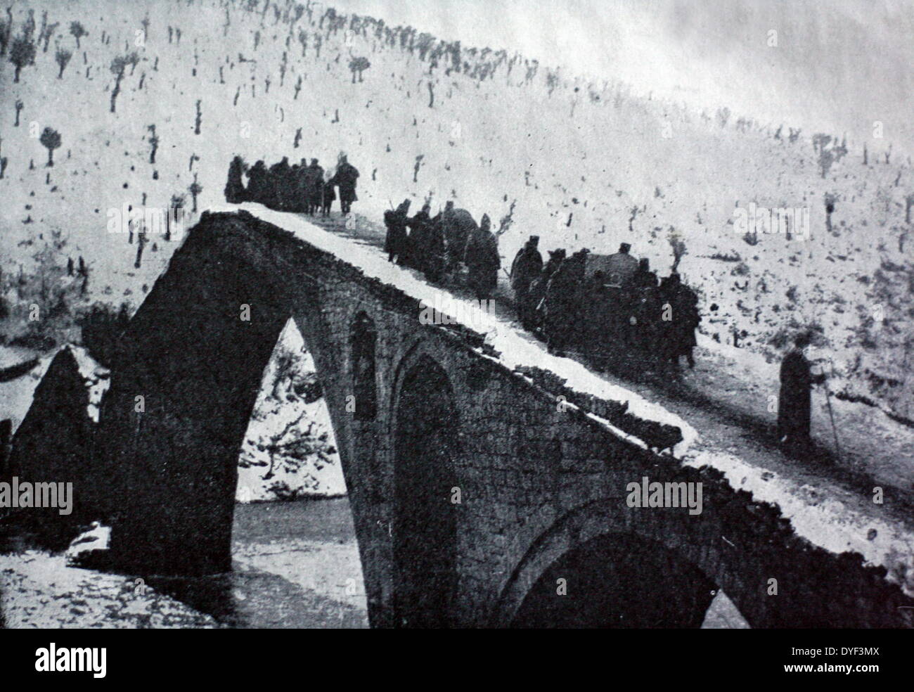 Fotografia che mostra il passaggio del generale serbo e le sue truppe sul ponte del visir in Albania. La prima guerra mondiale, circa 1914-1918. Foto Stock