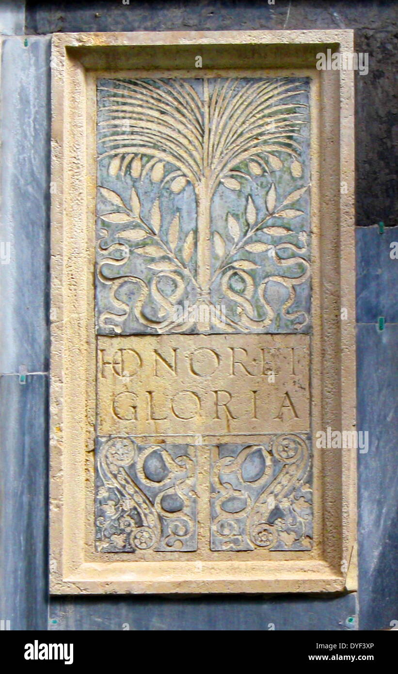Placca a muro 2013. Honoret Gloria (onore e gloria) Foto Stock