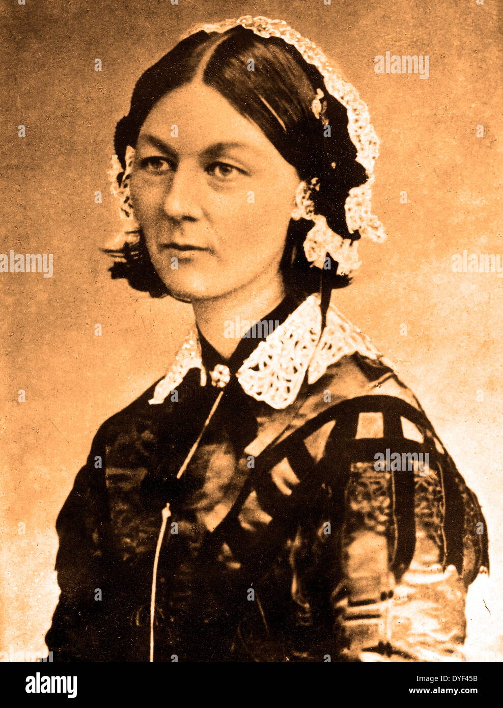 Una fotografia di un giovane Florence Nightingale, il fondatore della moderna assistenza infermieristica, nonché un celebre inglese riformatore sociale e studioso di statistica. Ella fu dato il soprannome di "La Signora con la lampada" a causa della sua abitudine di fare assistenza infermieristica turni di notte durante la Guerra di Crimea. Vissuto tra il maggio 1820-agosto 1910. Foto Stock Una fotografia di un giovane Florence Nightingale, il fondatore della moderna assistenza infermieristica, nonché un celebre inglese riformatore sociale e studioso di statistica. Ella fu dato il soprannome di "La Signora con la lampada" a causa della sua abitudine di fare assistenza infermieristica turni di notte durante la Guerra di Crimea. Vissuto tra il maggio 1820-agosto 1910. Foto Stock