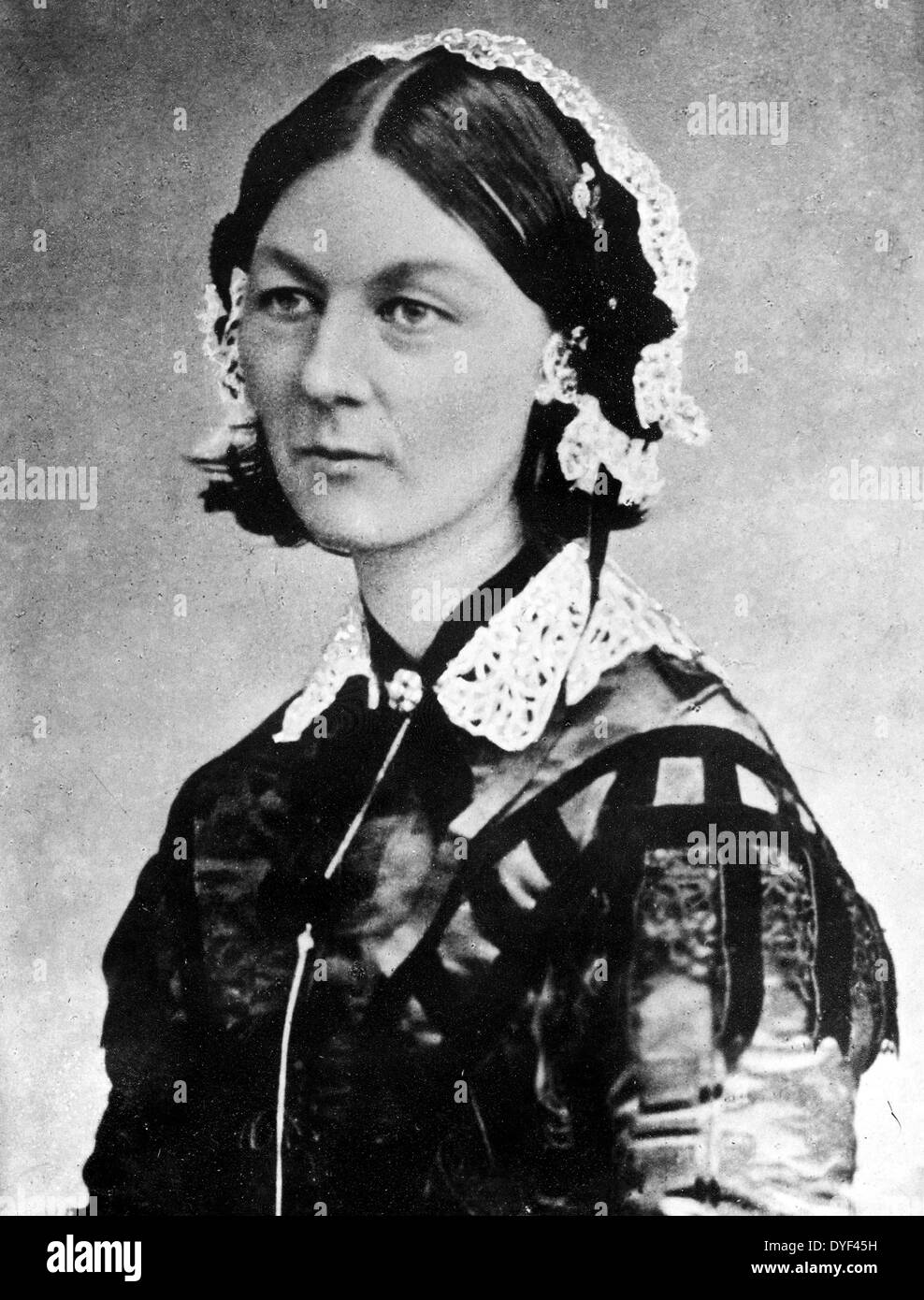 Una fotografia di un giovane Florence Nightingale, il fondatore della moderna assistenza infermieristica, nonché un celebre inglese riformatore sociale e studioso di statistica. Ella fu dato il soprannome di "La Signora con la lampada" a causa della sua abitudine di fare assistenza infermieristica turni di notte durante la Guerra di Crimea. Vissuto tra il maggio 1820-agosto 1910. Foto Stock Una fotografia di un giovane Florence Nightingale, il fondatore della moderna assistenza infermieristica, nonché un celebre inglese riformatore sociale e studioso di statistica. Ella fu dato il soprannome di "La Signora con la lampada" a causa della sua abitudine di fare assistenza infermieristica turni di notte durante la Guerra di Crimea. Vissuto tra il maggio 1820-agosto 1910. Foto Stock