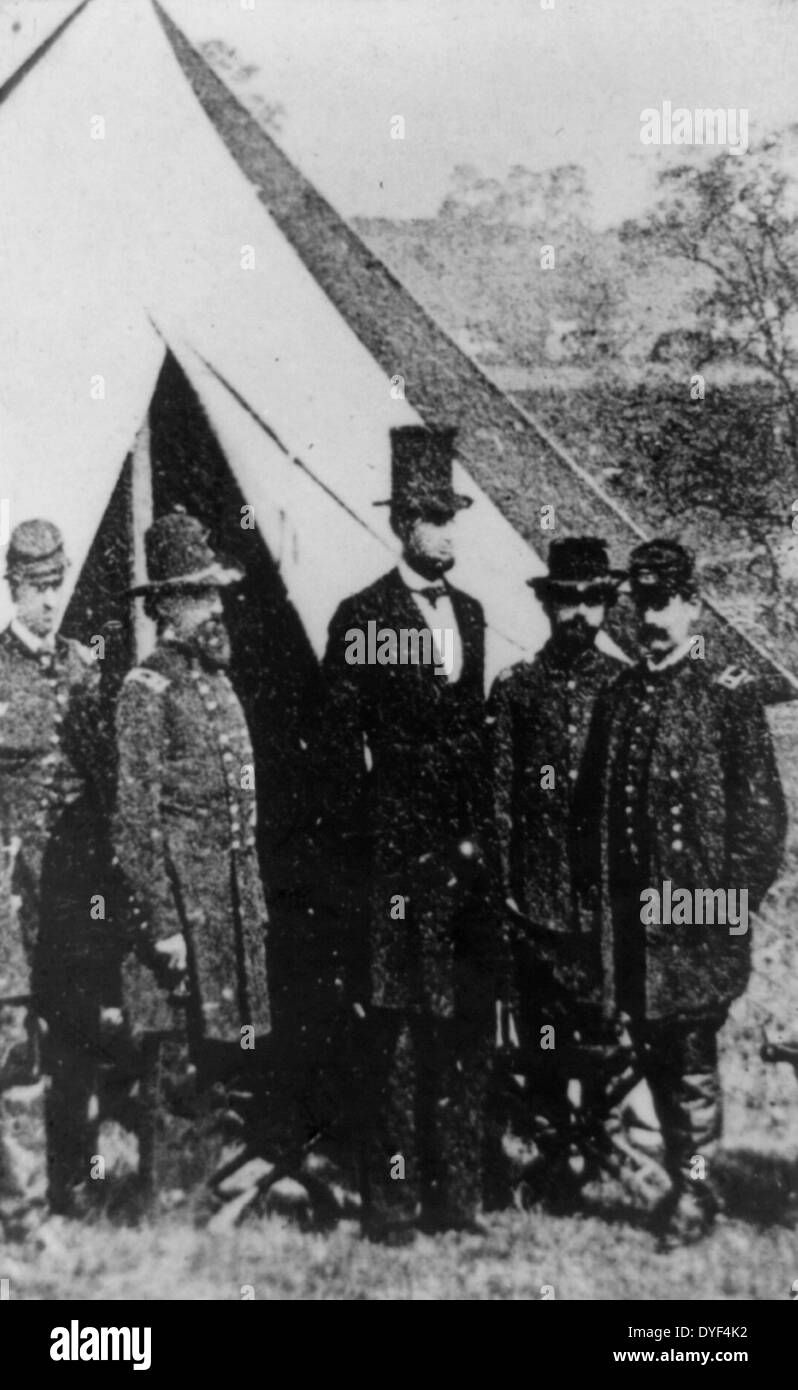 Il presidente Lincoln Arbraham poste con unione ufficiali 1862. Prese durante la sua visita a Antietam, Maryland. Alexander Gardner Foto Stock