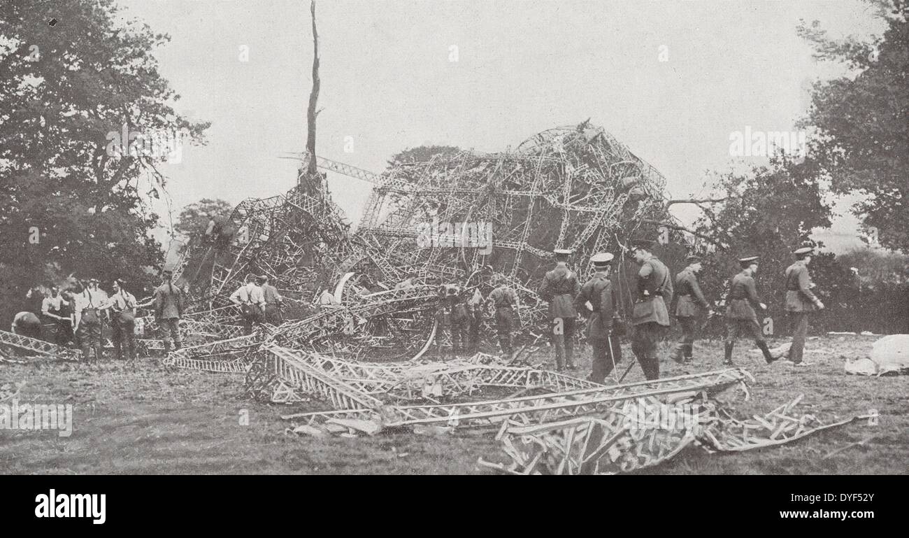 I detriti di Zeppelin L-32 shot un cannone, la notte del 23 settembre 24, 1916 e venne impalato su un albero nella campagna del conte di Essex. Foto Stock