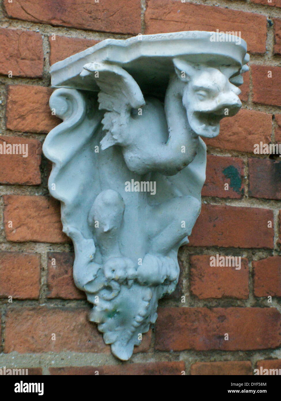 Drago gallese, un multi-delle ceramiche colorate per il montaggio a parete, verniciato di colore grigio a guardare come la pietra. Foto Stock