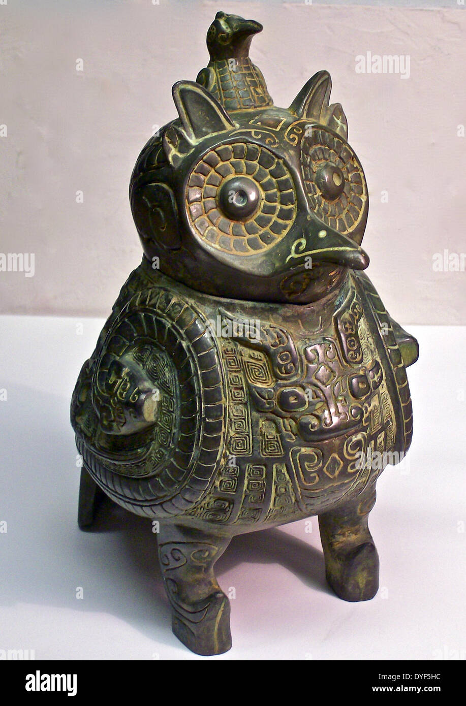 Antica Cina: Owl-contenitore sagomato, dinastia Shang, 1600 - 1027 BC. Bronzo. Foto Stock