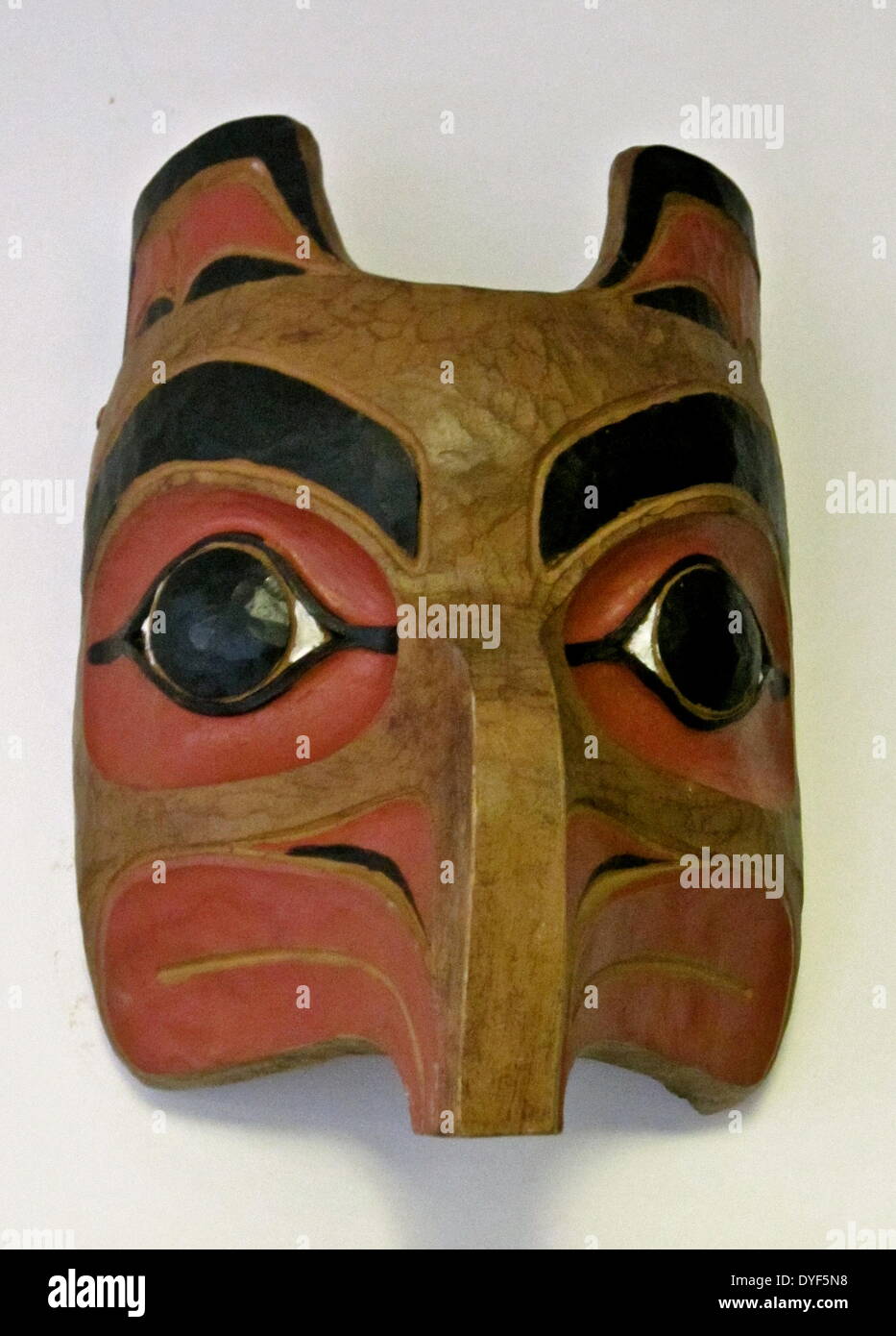 North American Indian art: Klingit Eagle testa da Ketchikan, S. E. Alaska. Un simbolo tribale di determinazione. Intagliato e dipinto di legno. Foto Stock
