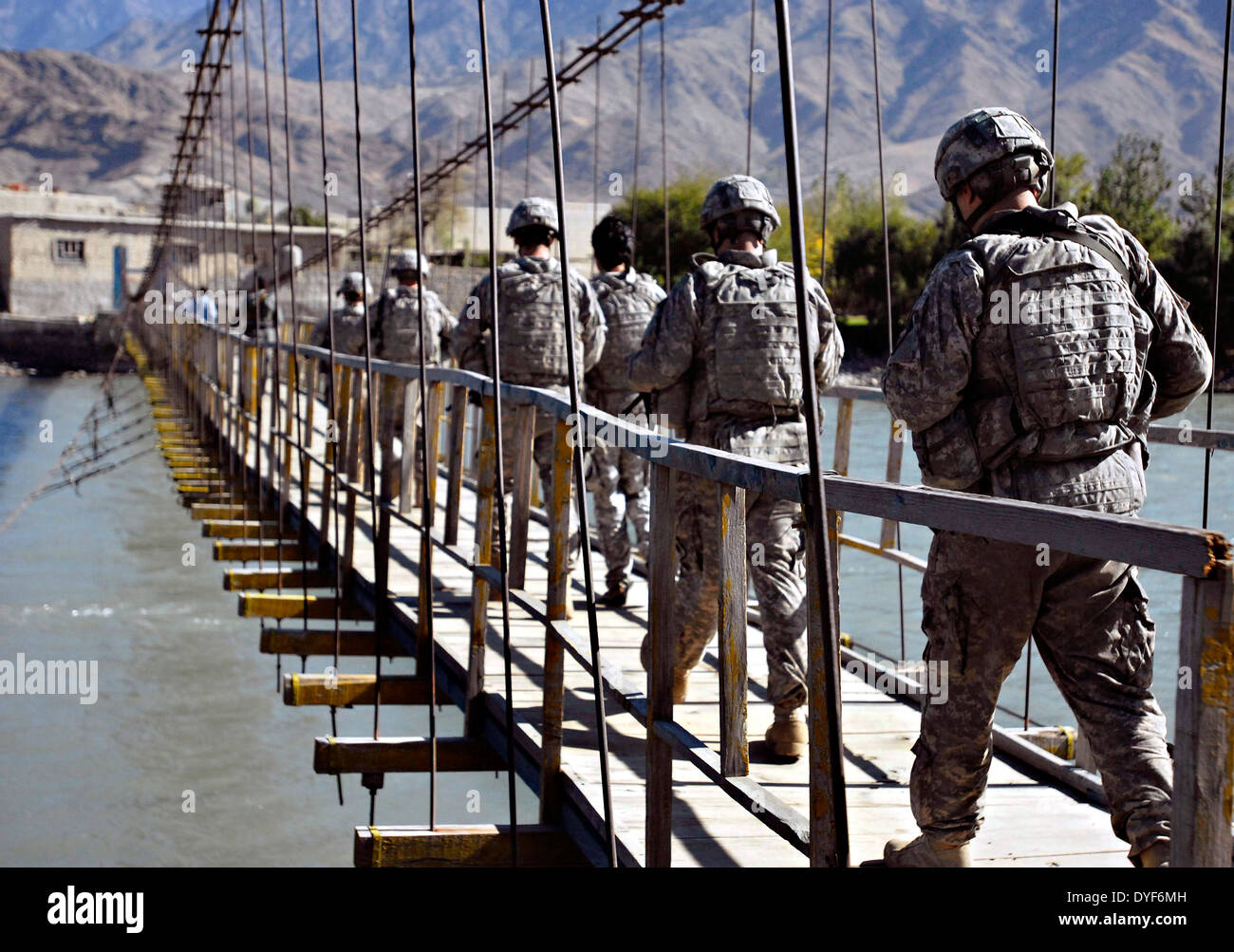 US Army polizia militare attraversare un ponte pedonale 11 novembre 2009 nel villaggio di Surkhani, Kunar provincia, Afghanistan. Foto Stock