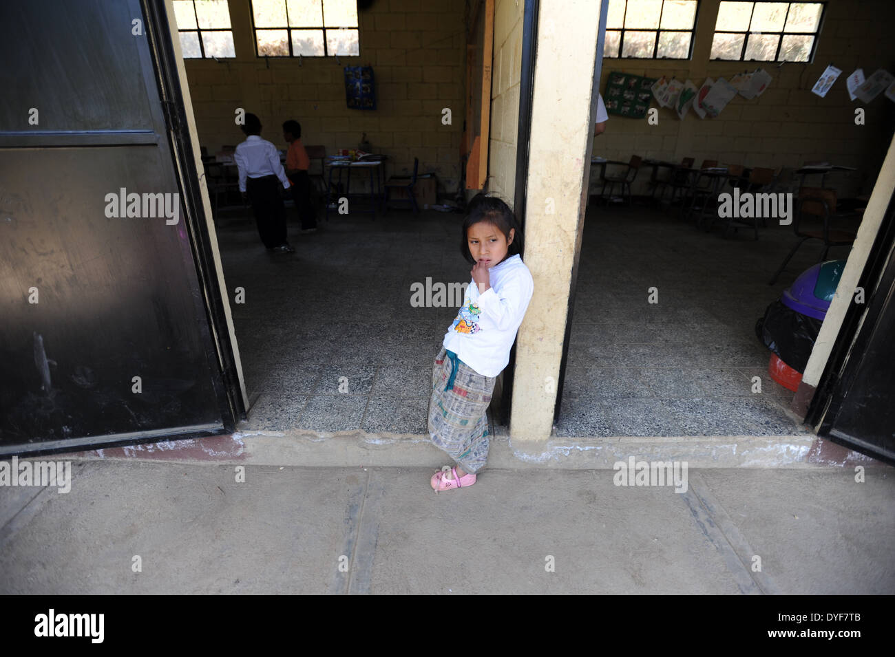 Maya ragazza indigeni in mano de Leon, Sacatepequez, Guatemala. Foto Stock