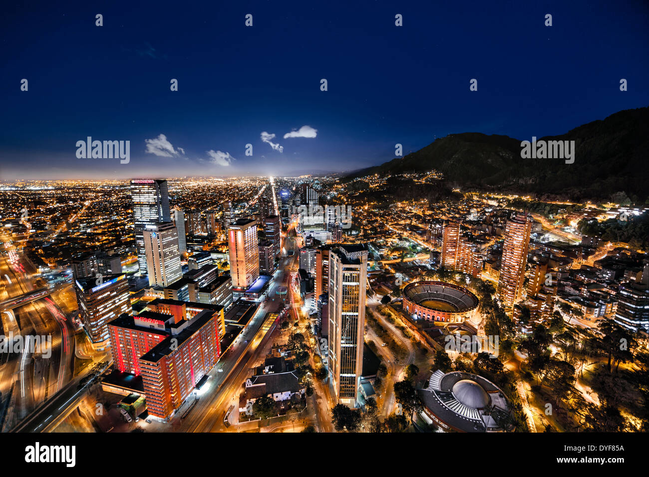 Panoramica vista notturna di Bogotà, la capitale della Colombia. Vista aerea dell'Avenida Carrera Septima e bullring. Foto Stock