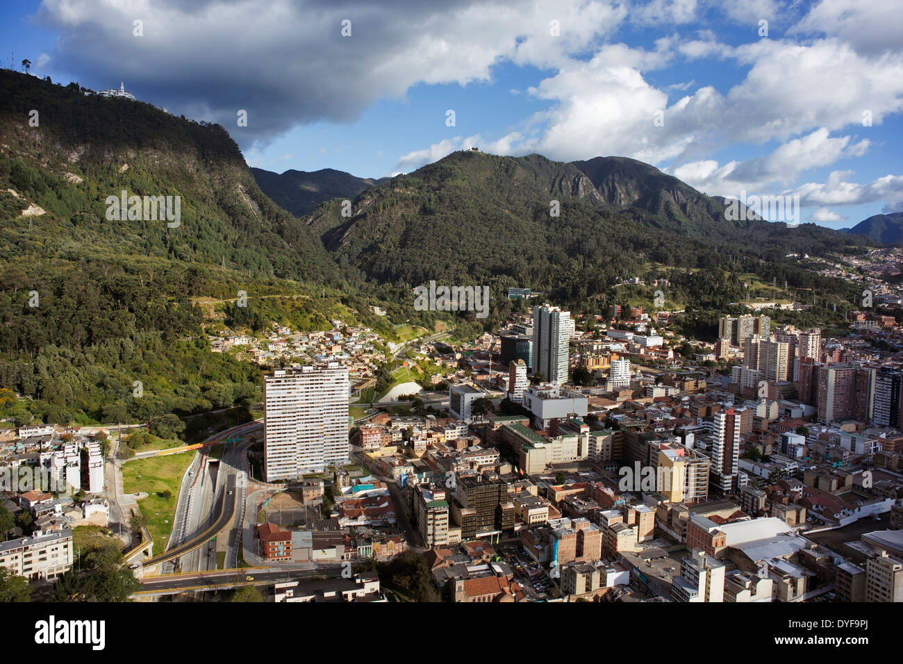 Vista panoramica della città di Bogotá, la capitale della Colombia. Vista aerea del centro di Bogotà e la montagna Monserrate (chiesa) Foto Stock