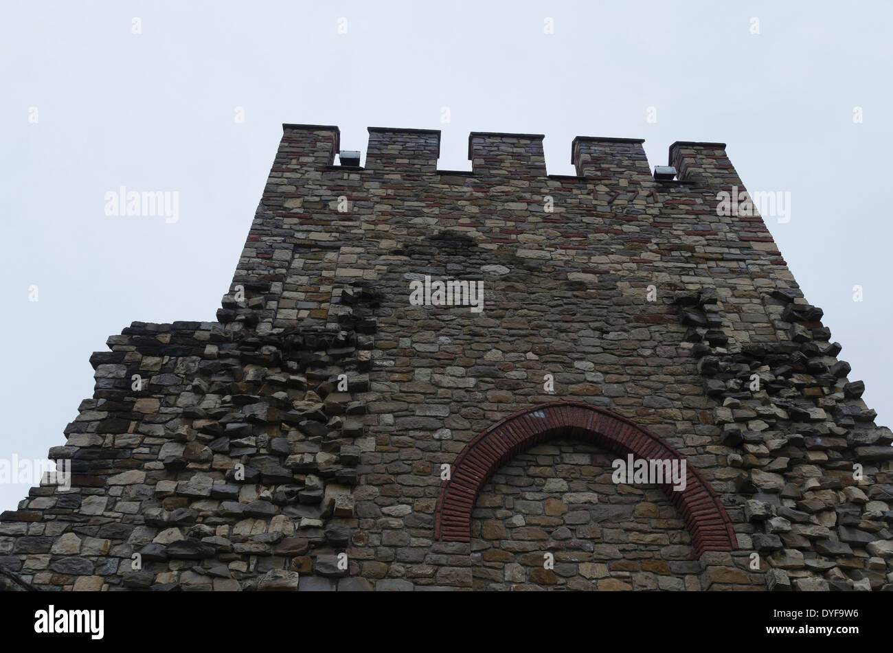 Parte da entrata in pietra vicino fino a Fortezza Tsarevets, Veliko Tarnovo - antica capitale della Bulgaria Foto Stock