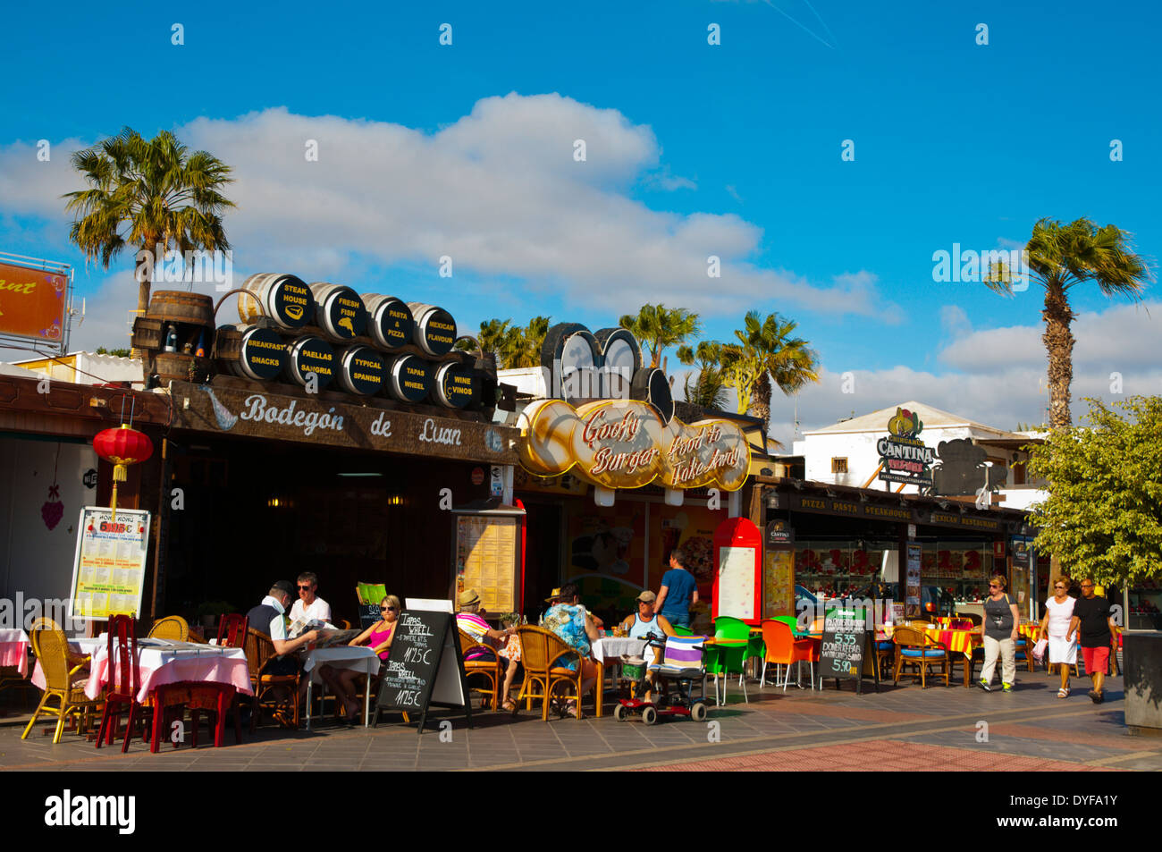 Avenida de las playas main street, Puerto del Carmen, Lanzarote, Isole Canarie, Spagna, Europa Foto Stock