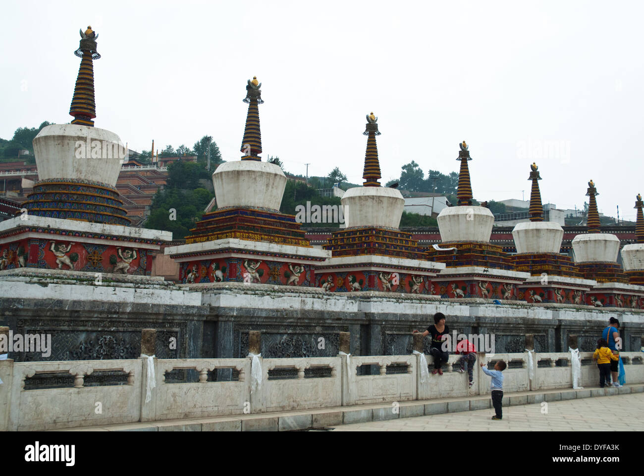 Gli stupa all'ingresso di Ta'er monastero Kumbum, Hungzhong County, Xining, Qinghai, Cina Foto Stock