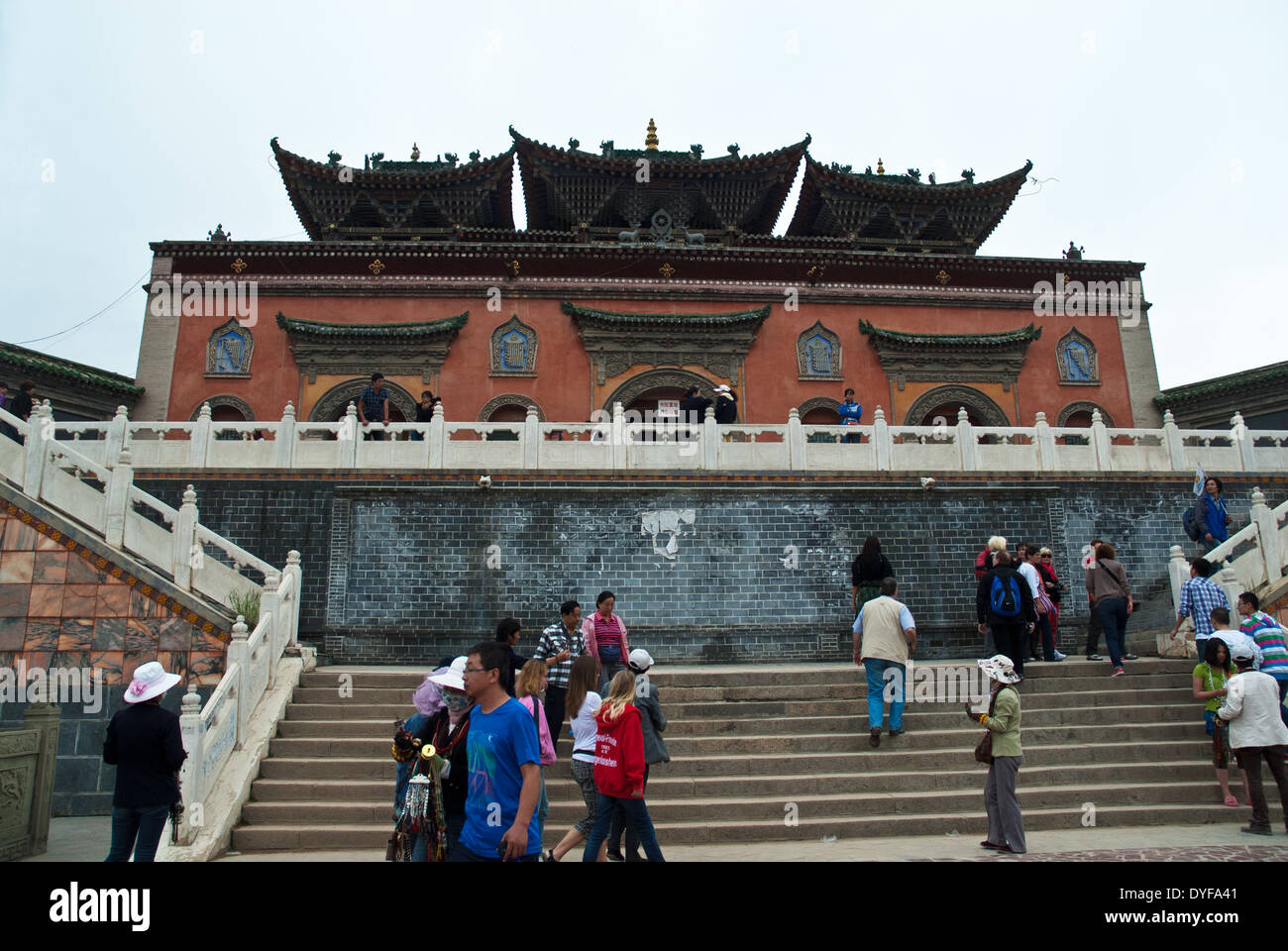 I turisti di fronte Pagode al Ta'er monastero Kumbum, Huangzhong County, Xining, Qinghai, Cina Foto Stock
