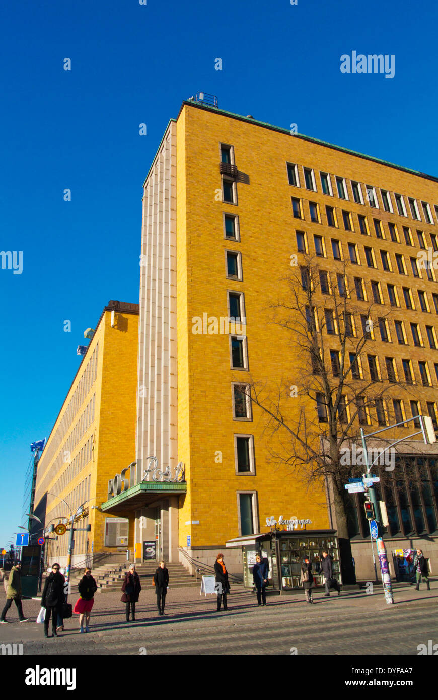 Postitalo (1938) in stile funzionalista principale post office building, Postikatu street, il centro di Helsinki, Finlandia, Europa Foto Stock
