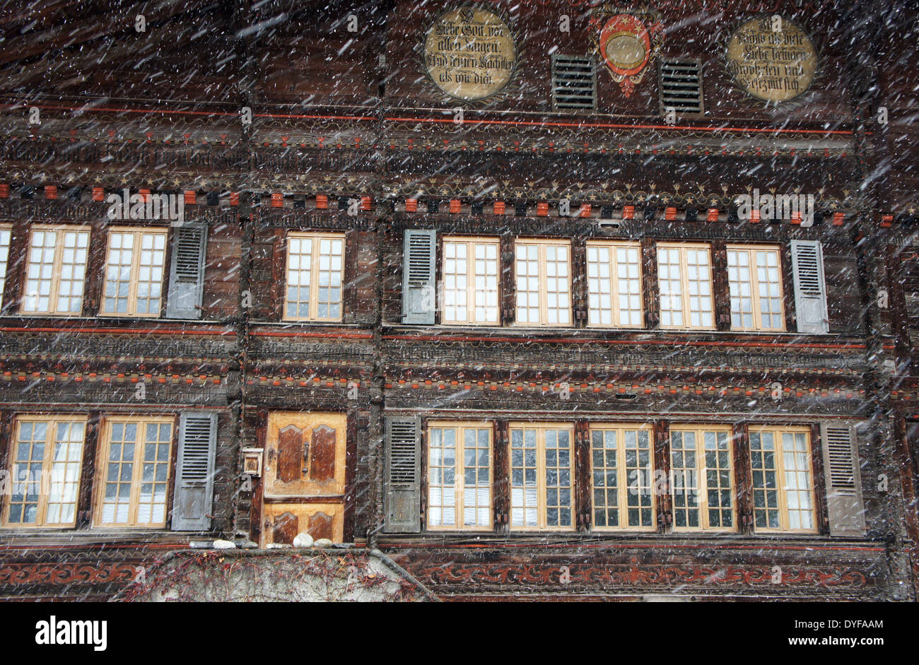 Registro storico di casa con decorazioni in tempesta di neve, Reichenbach, Canton Berna, Svizzera Foto Stock