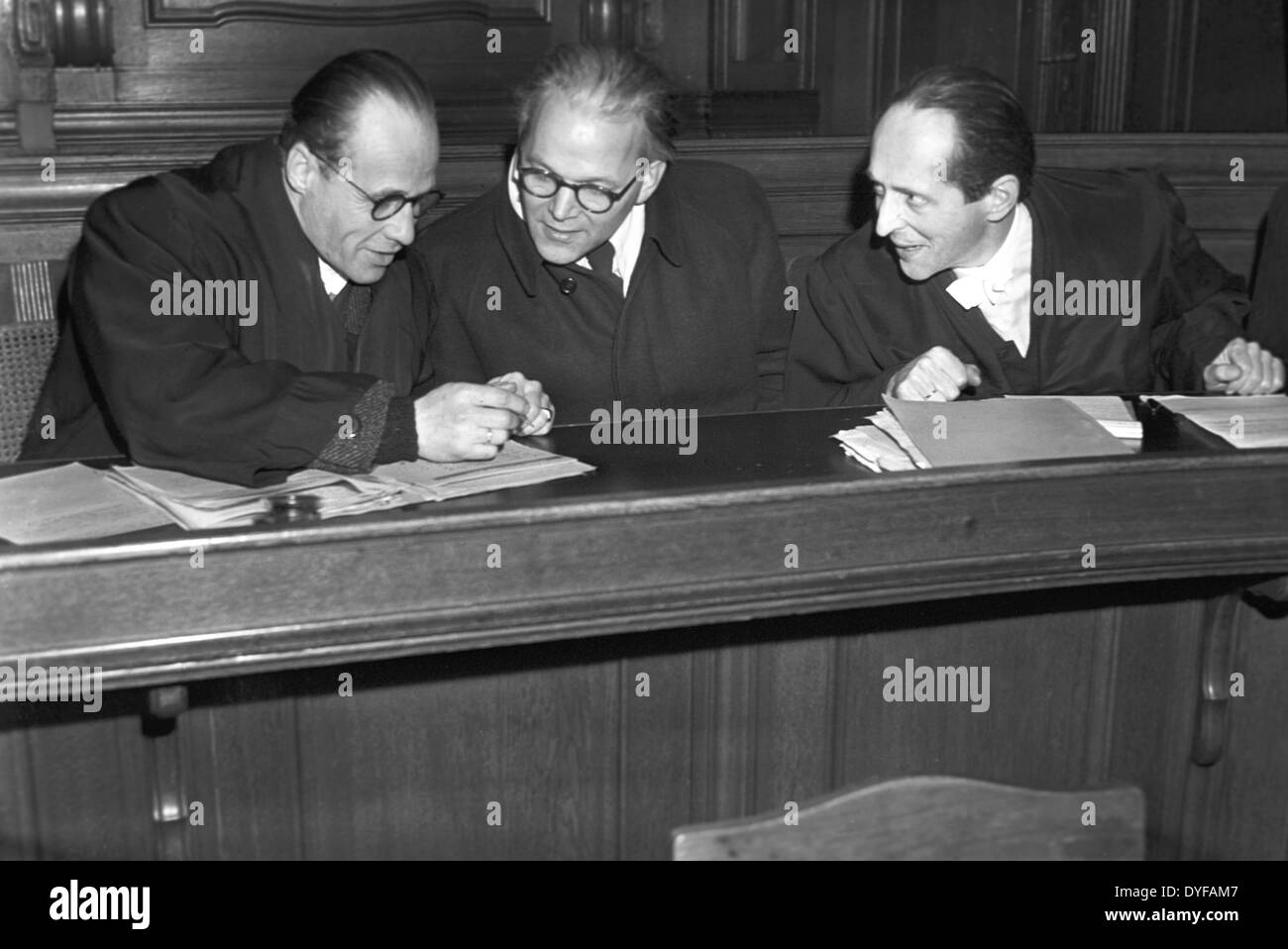 Attore e regista Veit Harlan (m) durante il suo periodo di prova per il suo "crimine contro l'umanità", prima che la giuria di Amburgo corte in Berlin-Moabit, nel marzo 1949. Foto Stock