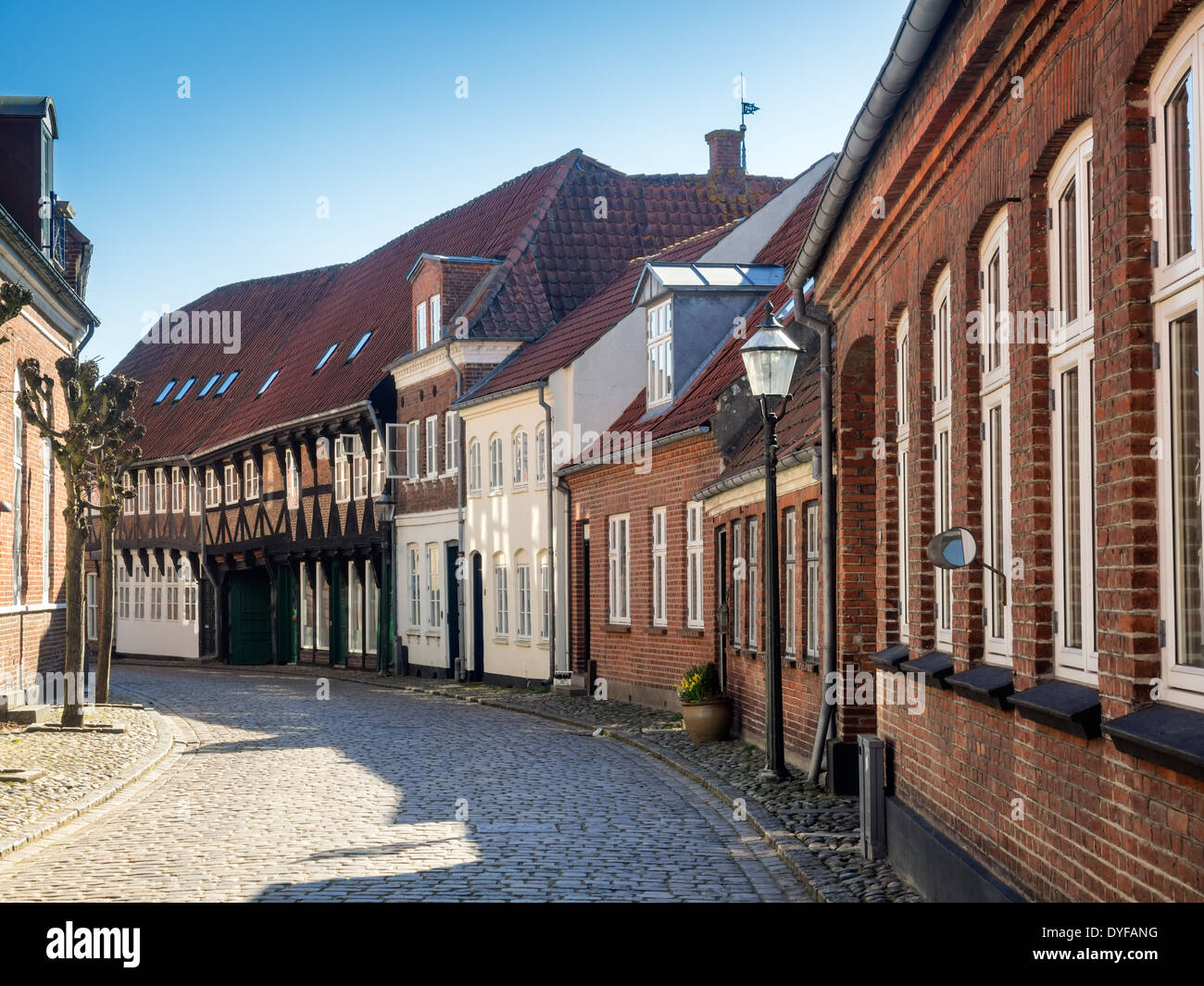 Street con vecchie case di città reale di Ribe in Danimarca Foto Stock