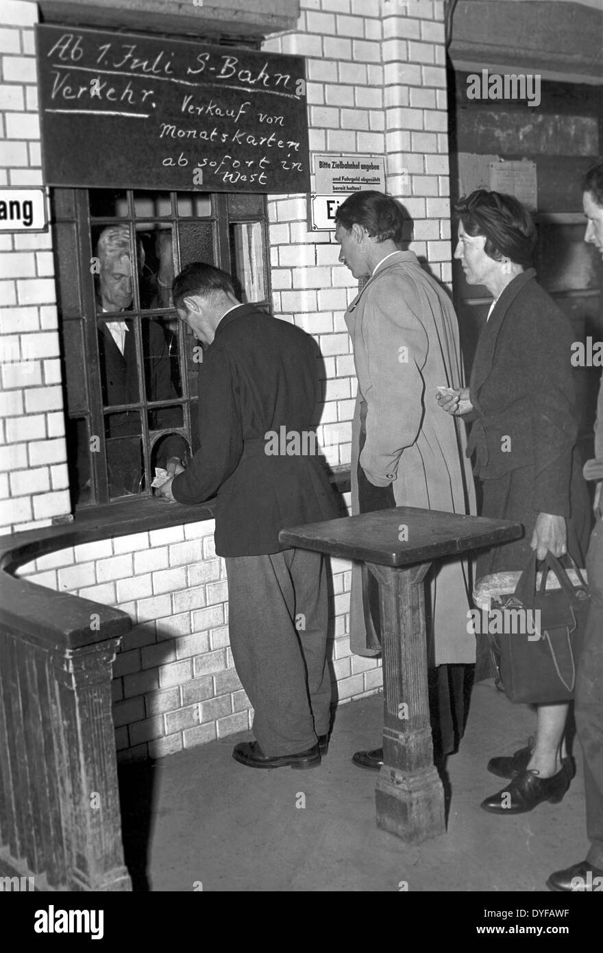 Alla fine dello sciopero del tedesco orientale le Ferrovie dello Stato (Reichsbahn) alla fine di giugno 1949, la Reichsbahn vende i biglietti solo per Westmark nel settore occidentale di Berlino, dal 01 luglio 1949 i treni guidare di nuovo. Il complesso delle operazioni ferroviarie e le infrastrutture di Berlino erano subordinate al tedesco orientale le Ferrovie dello Stato (Deutsche Reichsbahn, DR) della zona di occupazione sovietica fino al 1949. Il 21 maggio 1949, il Unabhängige Gewerkschaftsopposition UGO in Occidente settori chiamati a colpire. Circa 13.000 Reichsbahner (lavoratori del tedesco orientale Ferrovie dello Stato) Vivere a Berlino Ovest arrestato wo Foto Stock