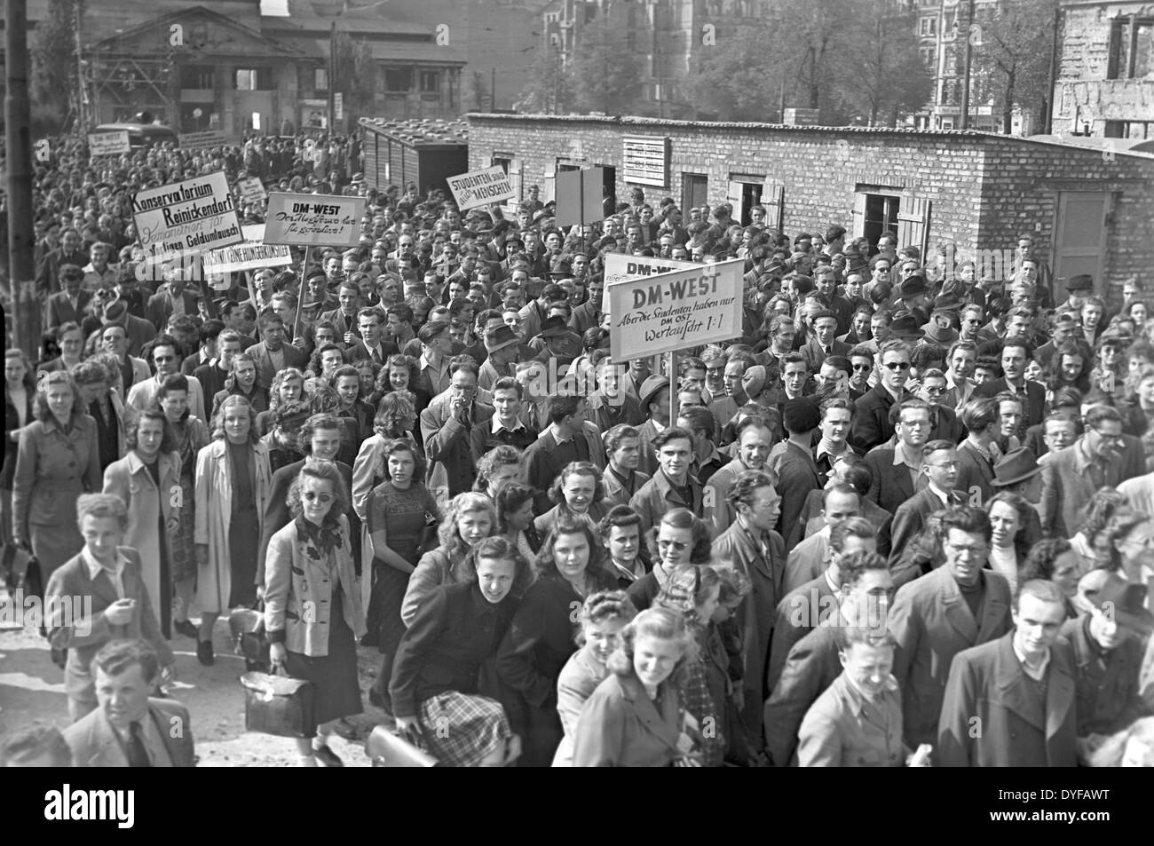 Nel contesto dell'introduzione del marco tedesco, gli studenti protestano per un 1:1 Scambio di Est Mark in Occidente Mark. 'DM-West. Aber die Studenten haben nur DM Ost. Wer tauscht 1:1' (tradotto come "M Ovest. Ma gli studenti hanno soltanto DM Est. Chi cambia 1:1'), è scritto su un poster. Foto: zbarchiv - BLOCCATI PER LA TRASMISSIONE DELLE IMMAGINI Foto Stock