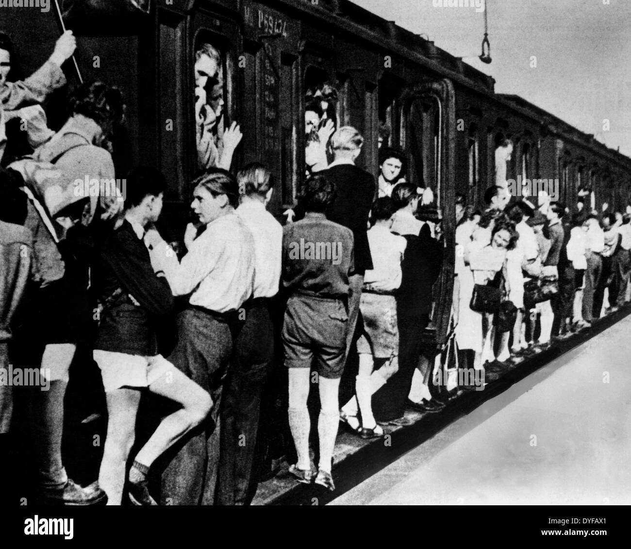 La battaglia quotidiana sull'ultimo treno, è scritta sul retro di questa foto del 1948. Fotoarchiv für Zeitgeschichtee - NESSUN SERVIZIO DI CABLAGGIO Foto Stock
