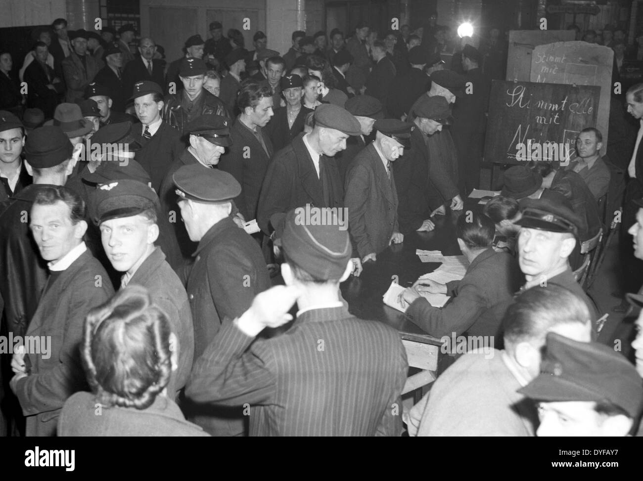 I dipendenti del tedesco orientale le Ferrovie dello Stato durante lo scrutinio dei voti circa la continuazione dello sciopero a Berlino Ovest - 'Stimmt alle mit Nein" (tradotto come "votare no') viene scritto su una scheda nella parte anteriore delle schede elettorali, fotografia scattata il 02 giugno 1949. Il complesso delle operazioni ferroviarie e le infrastrutture di Berlino erano subordinate al tedesco orientale le Ferrovie dello Stato (Deutsche Reichsbahn, DR) della zona di occupazione sovietica fino al 1949. Il 21 maggio 1949, il Unabhängige Gewerkschaftsopposition UGO in Occidente settori chiamati a colpire. Circa 13.000 Reichsbahner (lavoratori dell'est dello Stato tedesco Foto Stock