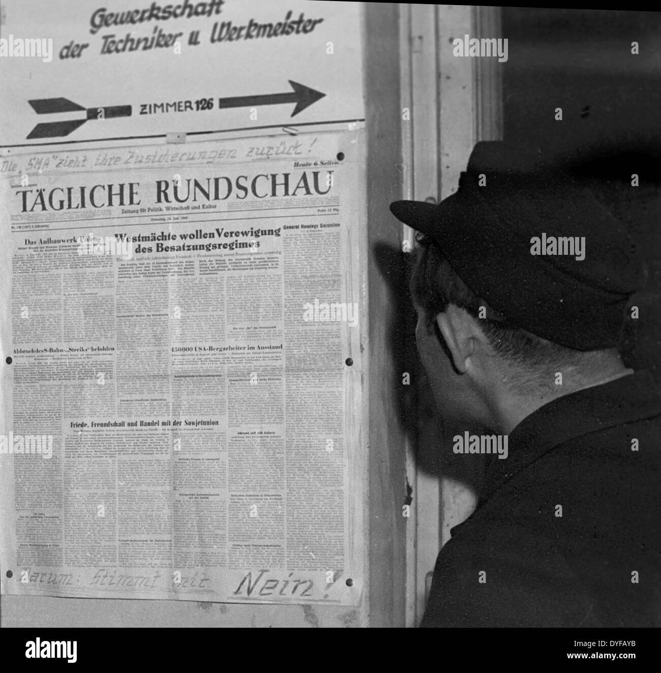 Per lo scrutinio dei voti circa la continuazione dello sciopero del tedesco orientale le Ferrovie dello Stato (Reichsbahn), il 'Tägliche Rundschau" (quotidiano) con Est propaganda è messo in una società a Berlino Ovest - 'Die SMA [Sowjetische Militäradministration] ritira le loro promesse! Votare no!" è aggiunto in lettere autografe del sindacato. La fotografia è stata scattata il 02 giugno 1949. Il complesso delle operazioni ferroviarie e le infrastrutture di Berlino erano subordinate al tedesco orientale le Ferrovie dello Stato (Deutsche Reichsbahn, DR) della zona di occupazione sovietica fino al 1949. Il 21 maggio 1949, il Unabhängige Gewerkschaf Foto Stock
