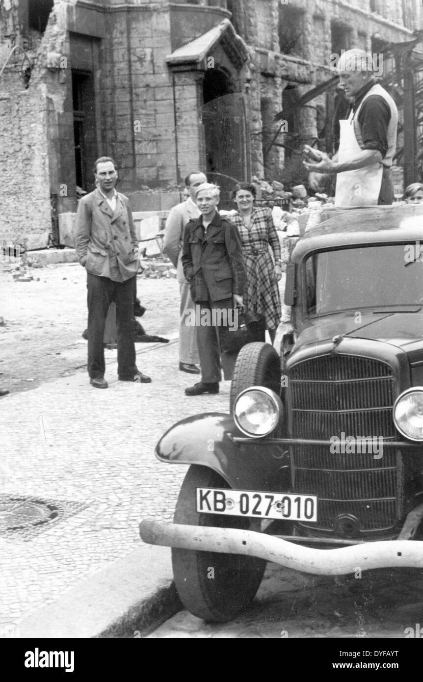 Un uomo vende banane dal tetto della sua auto su Potsdamer Platz a Berlino, intorno al 1950. Fotoarchiv für Zeitgeschichtee - NESSUN SERVIZIO DI CABLAGGIO Foto Stock