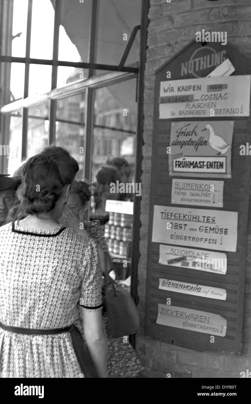 Berlino le donne sono in piedi di fronte a un negozio di alimentari con il neo arrivato merci, nel 1949, a Berlino. Foto Stock