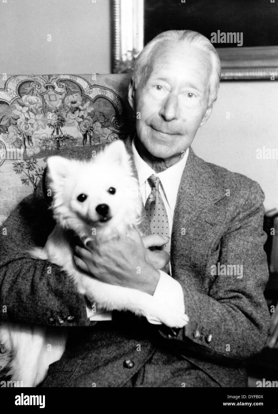 L'ex principe ereditario tedesco Wilhelm di Prussia siede con il suo cane Coco a Hechingen, Germania, settembre 1948. Fotoarchiv für Zeitgeschichtee - NESSUN SERVIZIO DI CABLAGGIO Foto Stock