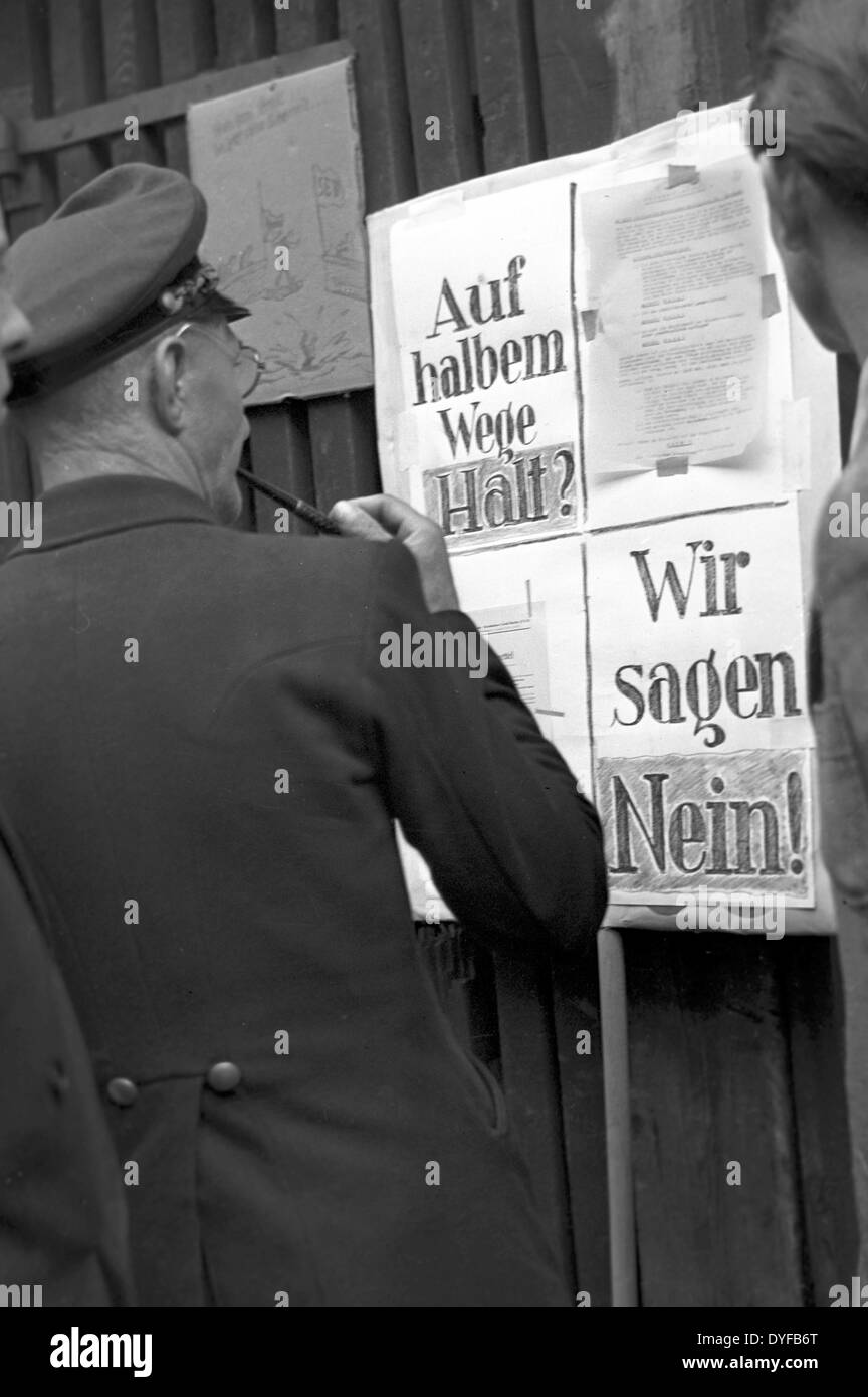 I lavoratori del tedesco orientale le Ferrovie dello Stato durante lo scrutinio dei voti circa la continuazione dello sciopero in un urna elettorale a Berlino Ovest - "topping midway? - Noi sa no!" è scritto su un poster, fotografia scattata il 02 giugno 1949. Il complesso delle operazioni ferroviarie e le infrastrutture di Berlino erano subordinate al tedesco orientale le Ferrovie dello Stato (Deutsche Reichsbahn, DR) della zona di occupazione sovietica fino al 1949. Il 21 maggio 1949, il Unabhängige Gewerkschaftsopposition UGO in Occidente settori chiamati a colpire. Circa 13.000 Reichsbahner (lavoratori del tedesco orientale Ferrovie dello Stato) Vivere a Berlino Ovest Foto Stock