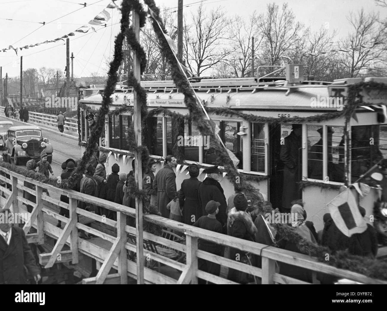 Inaugurazione del Freybrücke, un ponte a Berlino-spandau, raffigurato nel 1951. Dopo la distruzione del ponte durante la Seconda Guerra Mondiale fu ricostruita tra il 1948 e il 1951. Foto Stock