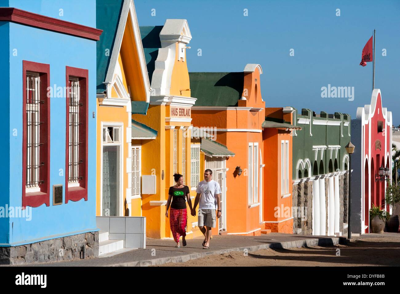 Fassades colorati di case lungo una strada di Luederitz nel sud della Namibia, 10 gennaio 2011. La città fu fondata dai commercianti di tabacco da Brema in Germania. Foto: Tom Schulze - nessun filo SERVICE - Foto Stock