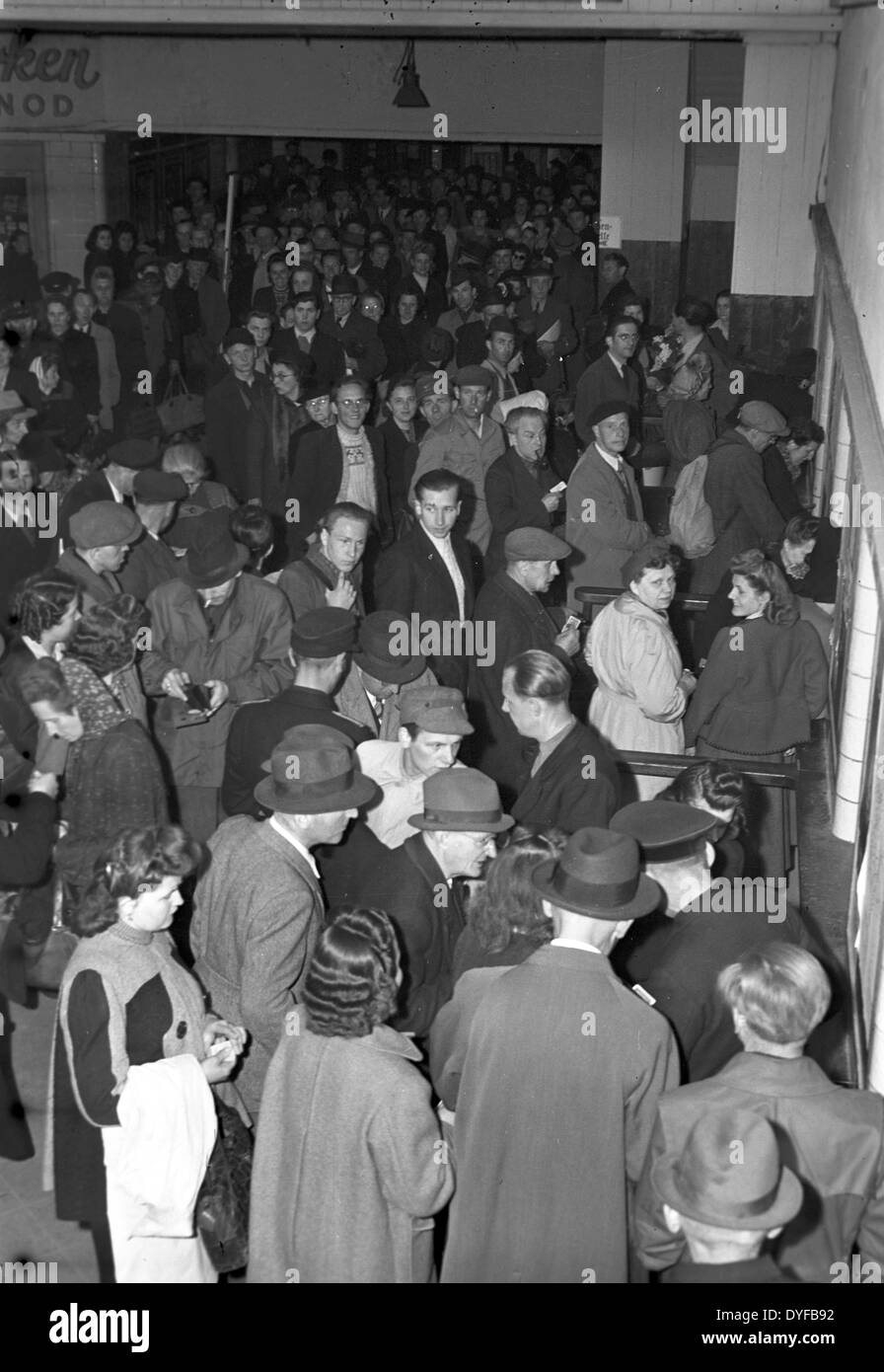 Alla fine dello sciopero del tedesco orientale le Ferrovie dello Stato (Reichsbahn) alla fine di giugno 1949, la Reichsbahn vende i biglietti solo per Westmark nel settore occidentale di Berlino, dal 01 luglio 1949 i treni guidare di nuovo - secondo la nuova tariffa. Il complesso delle operazioni ferroviarie e le infrastrutture di Berlino erano subordinate al tedesco orientale le Ferrovie dello Stato (Deutsche Reichsbahn, DR) della zona di occupazione sovietica fino al 1949. Il 21 maggio 1949, il Unabhängige Gewerkschaftsopposition UGO in Occidente settori chiamati a colpire. Circa 13.000 Reichsbahner (lavoratori del tedesco orientale Ferrovie dello Stato) vivere io Foto Stock