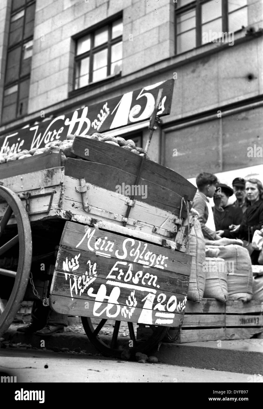 Berlinese in piedi in linea presso un punto di vendita per le patate e i piselli che possono essere acquistati senza alimentare francobolli, nel 1949. Foto Stock
