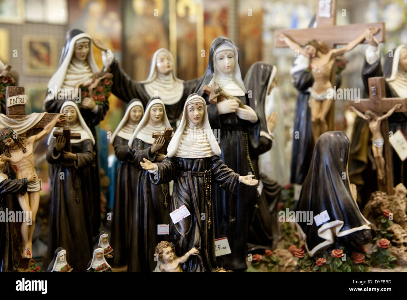 Souvenir religiosi con adesivi di prezzo per la vendita ai visitatori e pellegrini ad Assisi, Umbria, Italia Foto Stock