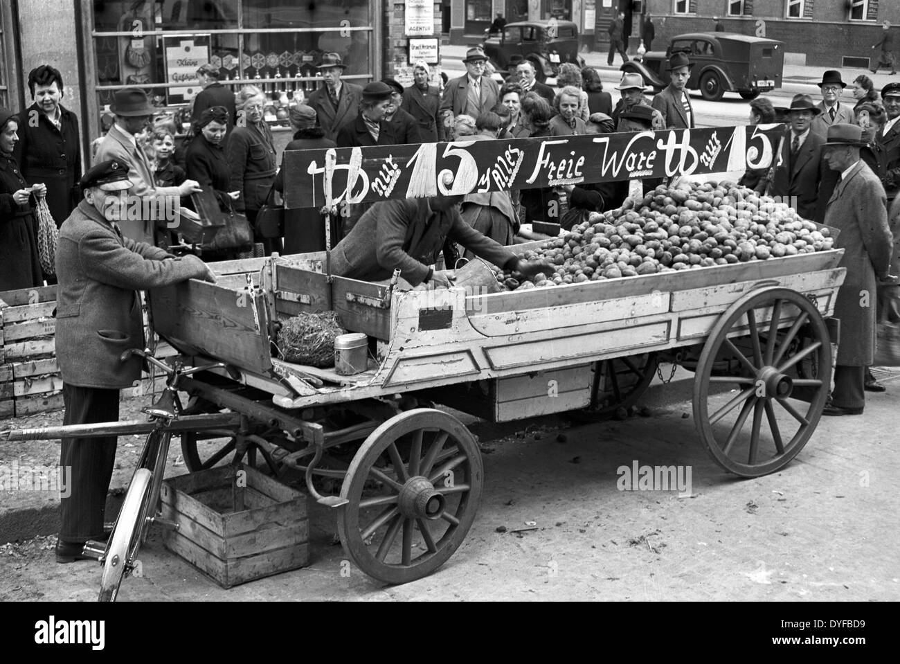 Sono berlinese stading in linea in corrispondenza di un punto di vendita per le patate e i piselli che possono essere acquistati senza alimentare francobolli, nel 1949. Foto Stock