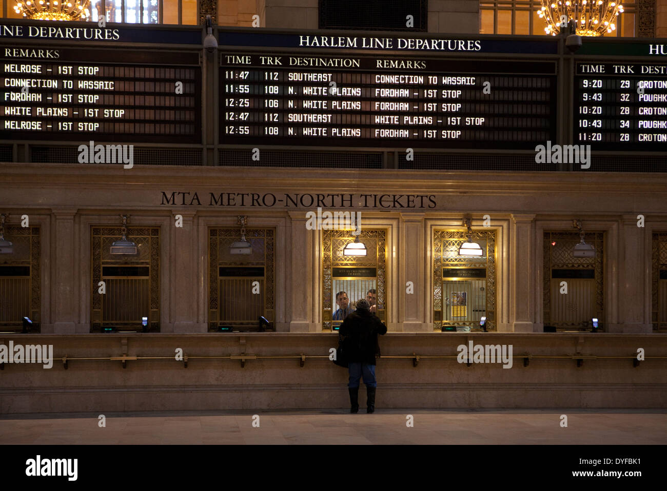 Un uomo al botteghino in Grand Central Station in New York City Foto Stock