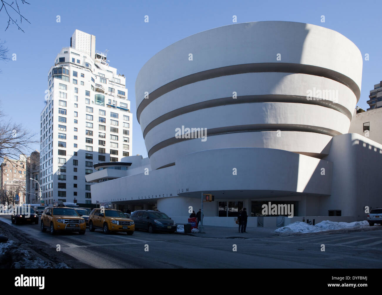 Il Guggenheim Museum di New York da Fifth Avenue che è stato progettato da Frank Lloyd Wright Foto Stock