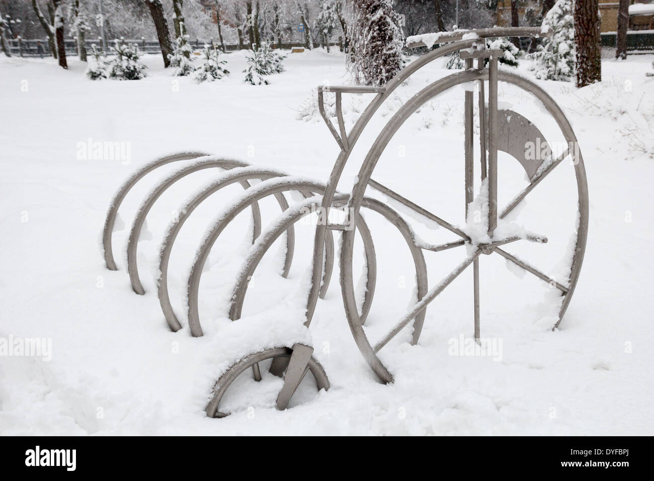 Neve nel parco della città. Coperte di neve supporto per bicicletta. Foto Stock