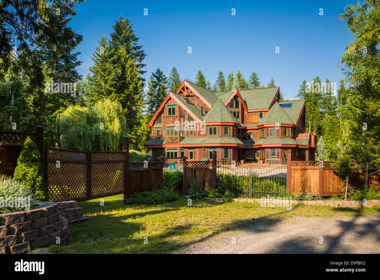 Un paese grande casa nella foresta vicino Whitefish Lake, Montana, USA. Foto Stock