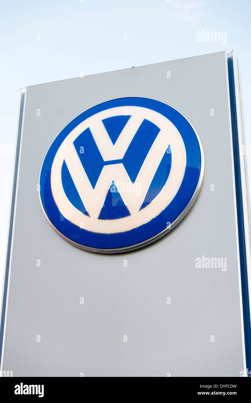 VW segno in un garage, UK. Foto Stock