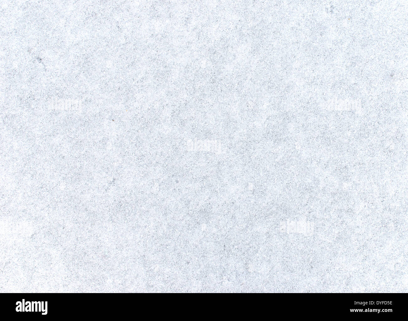 Pneumatico auto tracce nella neve fresca Foto Stock