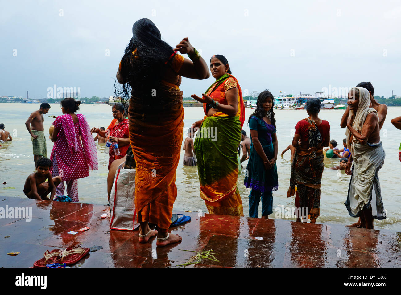 India Bengala Occidentale, Calcutta, Calcutta, Babughat, la gente la balneazione nel Fiume Hooghly Foto Stock