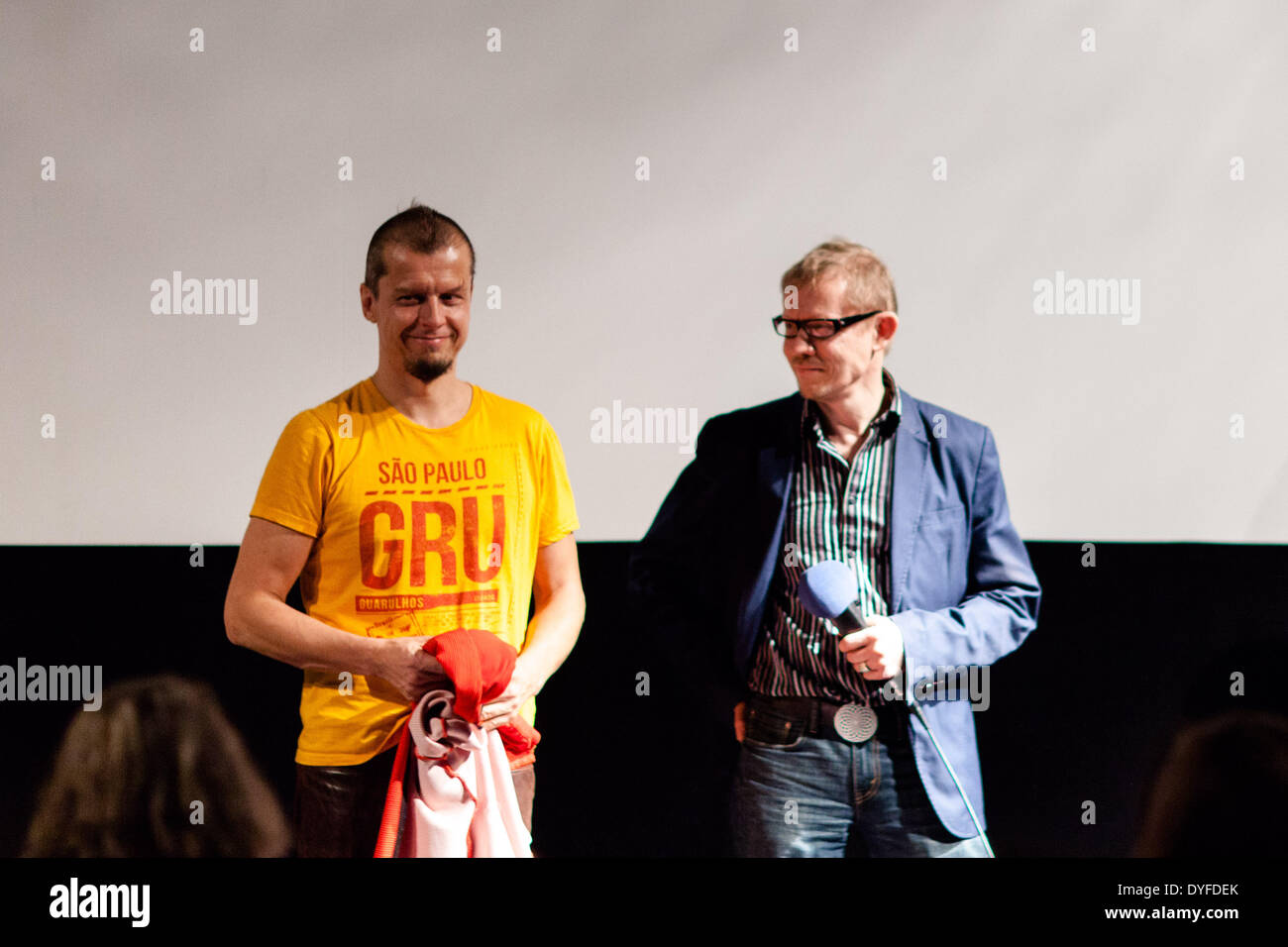 Il musicista finlandese Kimmo Pojhonen e il regista e cameraman del suo film ritratto 'Soundbreaker' Kimmo Koskela parlando al adience presso il tedesco premiere del film a Colonia il 11 aprile 2014. Foto Stock