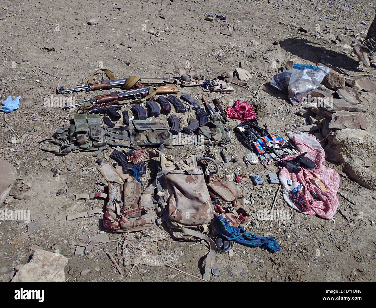 Le armi illegali sul display dopo essere stato sequestrato dalle forze di sicurezza nazionali afgane da insorti durante una pattuglia Marzo 20, 2014 in Ade Cote village, Jani Khel Distretto, Provincia Paktika, Afghanistan. Foto Stock
