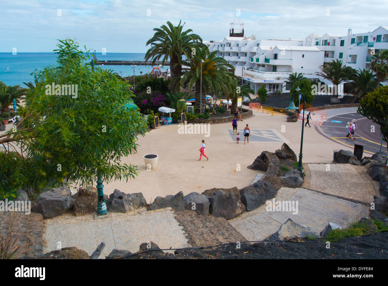 Strade intorno a Playa de Las Cucharas beach, Costa Teguise, Lanzarote, Isole Canarie, Spagna, Europa Foto Stock